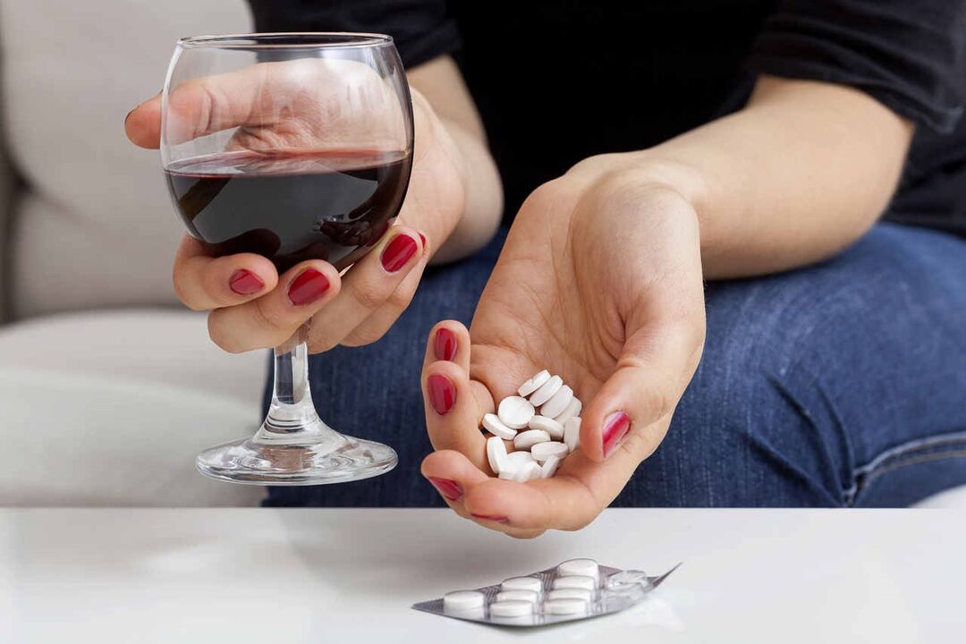 compatibility between taking antibiotics and alcohol