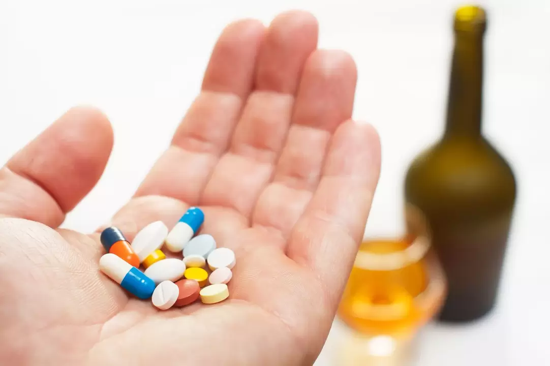 It is possible to combine antibiotics and alcohol